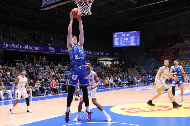 Fraport Skyliners brose Bamberg, easyCredit BBL Dunking by Alexander Richardson Fraport Skyliners, 91 , Kenneth Ogbe brose Bamberg, 25 is powerless Basketball match of easyCredit BBL between Fraport Skyliners and brose Bamberg on 7 November 2021 at Fraport Arena in Frankfurt am Main , Frankfurt am Main Hesse Germany Fraport Arena
