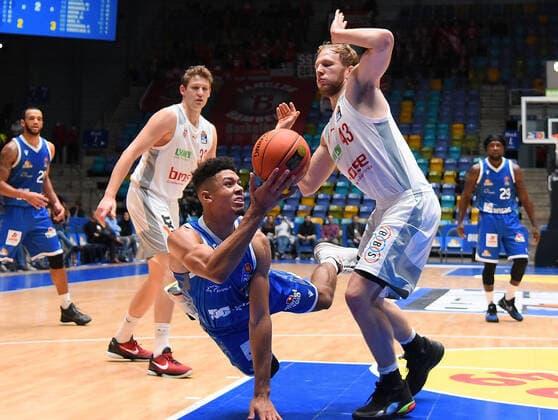 07 11 2021, xhbx, Basketball BBL Bundesliga, Frankfurt Skyliners Brose Bamberg emspor, v l Len Adam Schoormann Fraport Skyliners Frankfurt , Christian Sengfelder Brose Baskets Bamberg DFL DFB REGULATIONS PROHIBIT ANY USE OF PHOTOGRAPHS as IMAGE SEQUENCES and or QUASI VIDEO Frankfurt am Main
