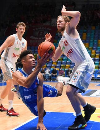 07 11 2021, xhbx, Basketball BBL Bundesliga, Frankfurt Skyliners Brose Bamberg emspor, v l Len Adam Schoormann Fraport Skyliners Frankfurt , Christian Sengfelder Brose Baskets Bamberg DFL DFB REGULATIONS PROHIBIT ANY USE OF PHOTOGRAPHS as IMAGE SEQUENCES and or QUASI VIDEO Frankfurt am Main