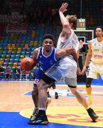07 11 2021, xhbx, Basketball BBL Bundesliga, Frankfurt Skyliners Brose Bamberg emspor, v l Len Adam Schoormann Fraport Skyliners Frankfurt , Christian Sengfelder Brose Baskets Bamberg DFL DFB REGULATIONS PROHIBIT ANY USE OF PHOTOGRAPHS as IMAGE SEQUENCES and or QUASI VIDEO Frankfurt am Main