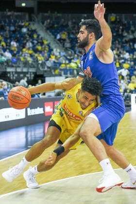 07 11 2021, xlakx, Basketball BBL, Alba Berlin SYNTAINICS MBC emspor, v l Maodo Lo Alba Berlin No 0 ,Behnam Yakhchali Syntainics MBC No 88 Berlin.