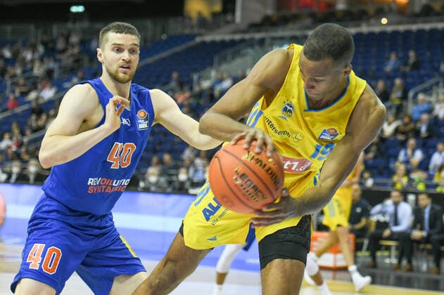 07 11 2021, xlakx, Basketball BBL, Alba Berlin SYNTAINICS MBC emspor, v l Jakub Garbacz Syntainics MBC No 40 ,Louis Olinde Alba Berlin No 19 Berlin