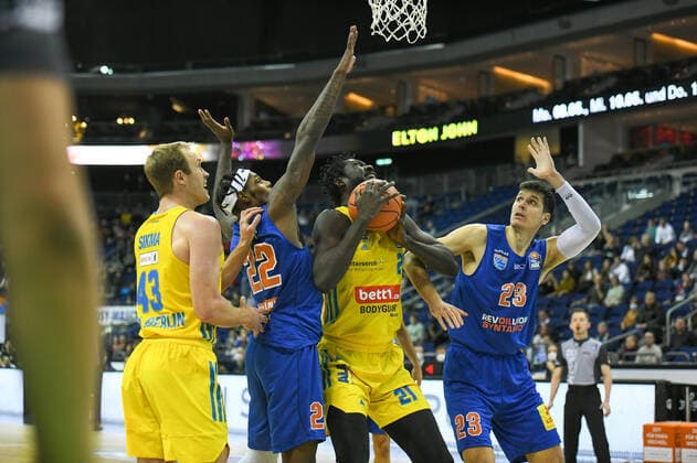 07 11 2021, xlakx, Basketball BBL, Alba Berlin SYNTAINICS MBC emspor, v l Luke Sikma Alba Berlin No 43 ,Chris Coffey Syntainics MBC No 22 ,Christ Koumadje Alba Berlin No 21 ,Goran Huskic Syntainics MBC No 23 Berlin