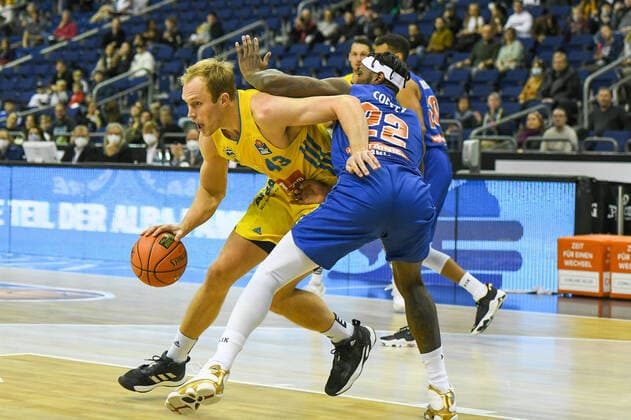 07 11 2021, xlakx, Basketball BBL, Alba Berlin SYNTAINICS MBC emspor, v l Luke Sikma Alba Berlin No 43 ,Chris Coffey Syntainics MBC No 22 Berlin