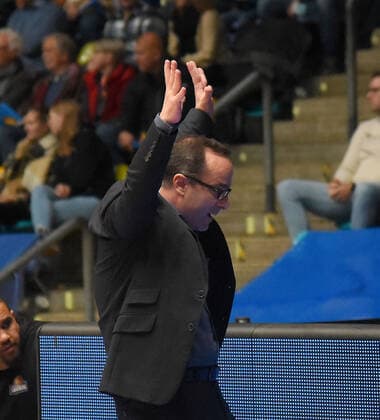 07 11 2021, xhbx, Basketball BBL Bundesliga, Frankfurt Skyliners Brose Bamberg emspor, v l Trainer Diego Ocampo Head Coach, Fraport Skyliners Frankfurt DFL DFB REGULATIONS PROHIBIT ANY USE OF PHOTOGRAPHS as IMAGE SEQUENCES and or QUASI VIDEO Frankfurt am Main