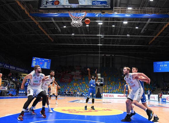 07 11 2021, xhbx, Basketball BBL Bundesliga, Frankfurt Skyliners Brose Bamberg emspor, v l Will Cherry Fraport Skyliners Frankfurt DFL DFB REGULATIONS PROHIBIT ANY USE OF PHOTOGRAPHS as IMAGE SEQUENCES and or QUASI VIDEO Frankfurt am Main