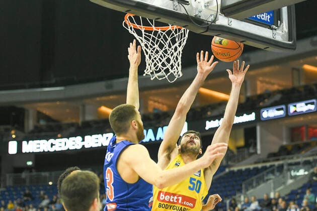 07 11 2021, xlakx, Basketball BBL, Alba Berlin SYNTAINICS MBC emspor, v l Radii Caisin Syntainics MBC No 13 ,Yovel Zoosman Alba Berlin No 50 Berlin