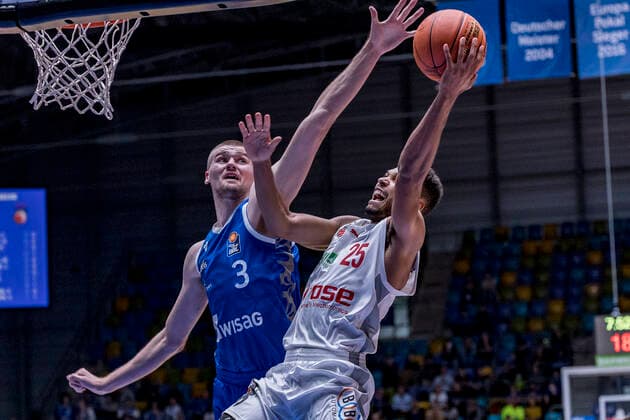 easyCredit BBL, Fraport Skyliners vs Brose Bamberg, Frankfurt, Fraport Arena, 7 11 2021 Matt Haarms Fraport Skyliners 3 Kenneth Ogbe Brose Bamberg 25 , Fraport Skyliners vs Brose Bamberg, Frankfurt, Fraport Arena, 7 11 2021 Copyright: xBEAUTIFULxSPORTS Gawlikx