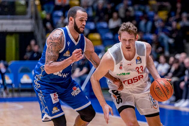easyCredit BBL, Fraport Skyliners vs Brose Bamberg, Frankfurt, Fraport Arena, 7 11 2021 Rasheed Moore Fraport Skyliners 20 Patrick Heckmann Brose Bamberg 33 , Fraport Skyliners vs Brose Bamberg, Frankfurt, Fraport Arena, 7 11 2021 Copyright: xBEAUTIFULxSPORTS Gawlikx