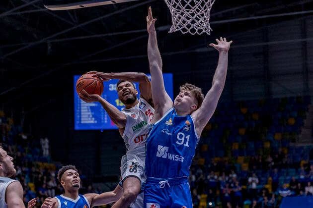 easyCredit BBL, Fraport Skyliners vs Brose Bamberg, Frankfurt, Fraport Arena, 7 11 2021 Kenneth Ogbe Brose Bamberg 25 Alexander Richardson Fraport Skyliners 91 , Fraport Skyliners vs Brose Bamberg, Frankfurt, Fraport Arena, 7 11 2021 Copyright: xBEAUTIFULxSPORTS Gawlikx