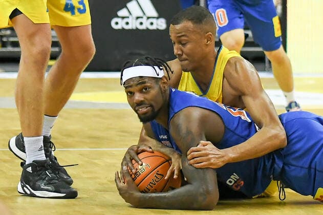 07 11 2021, xlakx, Basketball BBL, Alba Berlin SYNTAINICS MBC emspor, v l Chris Coffey Syntainics MBC No 22 ,Louis Olinde Alba Berlin No 19 Berlin.