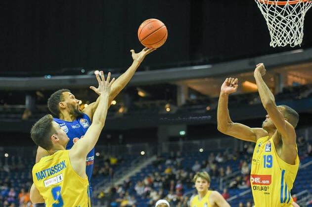07 11 2021, xlakx, Basketball BBL, Alba Berlin SYNTAINICS MBC emspor, v l Jonas Mattisseck Alba Berlin No 9 ,Jamel Morris Syntainics MBC No 20 ,Louis Olinde Alba Berlin No 19 Berlin