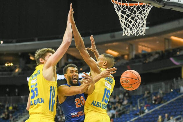 07 11 2021, xlakx, Basketball BBL, Alba Berlin SYNTAINICS MBC emspor, v l Ben Lammers Alba Berlin No 55 ,Jamel Morris Syntainics MBC No 20 ,Louis Olinde Alba Berlin No 19 Berlin