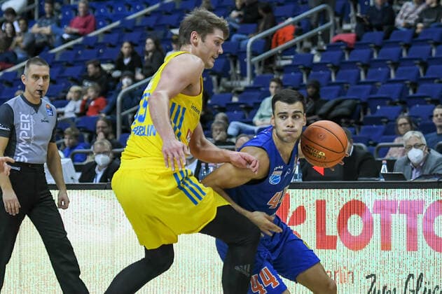 07 11 2021, xlakx, Basketball BBL, Alba Berlin SYNTAINICS MBC emspor, v l Ben Lammers Alba Berlin No 55 ,Nikola Rebic Syntainics MBC No 44 Berlin