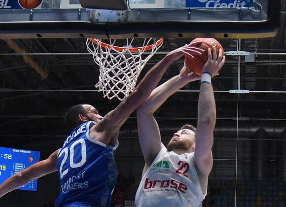 07 11 2021, xhbx, Basketball BBL Bundesliga, Frankfurt Skyliners Brose Bamberg emspor, v l Rasheed Moore Fraport Skyliners Frankfurt , Martinas Geben Brose Baskets Bamberg DFL DFB REGULATIONS PROHIBIT ANY USE OF PHOTOGRAPHS as IMAGE SEQUENCES and or QUASI VIDEO Frankfurt am Main