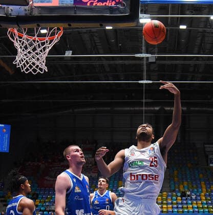 07 11 2021, xhbx, Basketball BBL Bundesliga, Frankfurt Skyliners Brose Bamberg emspor, v l Matt Haarms Fraport Skyliners Frankfurt , Kenneth Ogbe Brose Baskets Bamberg DFL DFB REGULATIONS PROHIBIT ANY USE OF PHOTOGRAPHS as IMAGE SEQUENCES and or QUASI VIDEO Frankfurt am Main