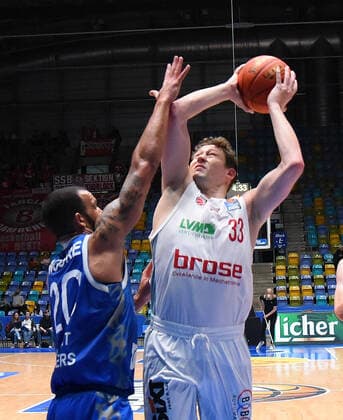 07 11 2021, xhbx, Basketball BBL Bundesliga, Frankfurt Skyliners Brose Bamberg emspor, v l Rasheed Moore Fraport Skyliners Frankfurt , Patrick Heckmann Brose Baskets Bamberg DFL DFB REGULATIONS PROHIBIT ANY USE OF PHOTOGRAPHS as IMAGE SEQUENCES and or QUASI VIDEO Frankfurt am Main
