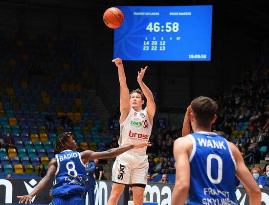 07 11 2021, xhbx, Basketball BBL Bundesliga, Frankfurt Skyliners Brose Bamberg emspor, v l Brancou Badio Fraport Skyliners Frankfurt , Patrick Heckmann Brose Baskets Bamberg , Lukas Wank Fraport Skyliners Frankfurt DFL DFB REGULATIONS PROHIBIT ANY USE OF PHOTOGRAPHS as IMAGE SEQUENCES and or QUASI VIDEO Frankfurt am Main