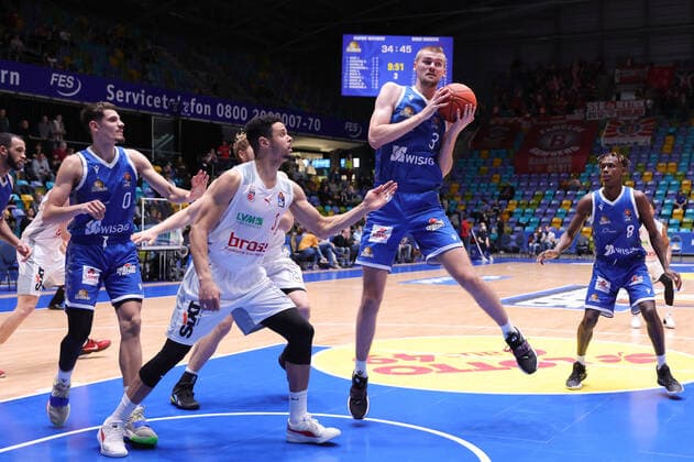 Fraport Skyliners brose Bamberg, easyCredit BBL rebound by Matt Haarms Fraport Skyliners, 3 against Dominic Lockhart brose Bamberg, 3 Basketball match of the easyCredit BBL between Fraport Skyliners and brose Bamberg on 7 November 2021 at Fraport Arena in Frankfurt am Main , Frankfurt am Main Hesse Germany Fraport Arena
