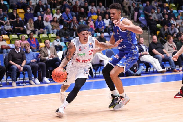 Fraport Skyliners brose Bamberg, easyCredit BBL Justin Robinson brose Bamberg, 12 against Len Adam Schoormann Fraport Skyliners, 6 Basketball match of the easyCredit BBL between Fraport Skyliners and brose Bamberg on 7 November 2021 at Fraport Arena in Frankfurt am Main , Frankfurt am Main Hesse Germany Fraport Arena
