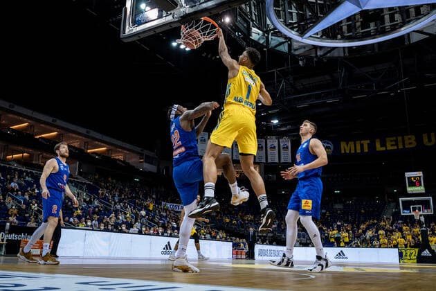 Basketball Berlin 07 11 2021 Season 2021 2022 EasyCredit BBL 1 Bundesliga Alba Berlin Syntainics MBC Weißenfels Oscar Da Silva Alba Berlin, No 01 Chris Coffey MBC, No 22