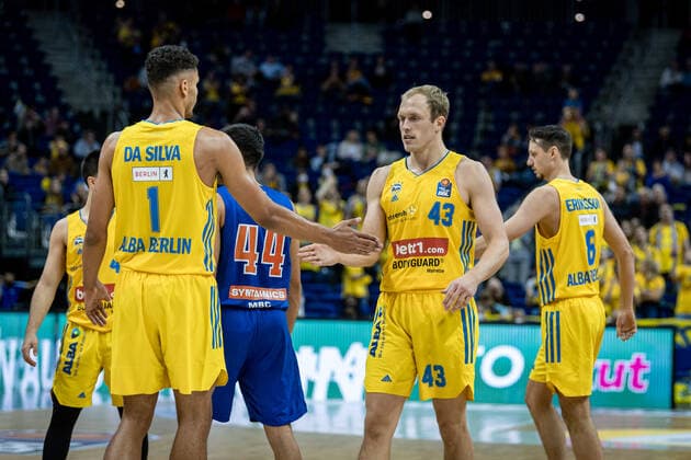 Basketball Berlin 07 11 2021 Season 2021 2022 EasyCredit BBL 1 Bundesliga Alba Berlin Syntainics MBC Weißenfels Luke Sikma Alba Berlin, No 43 Oscar Da Silva Alba Berlin, No 01 Cheers