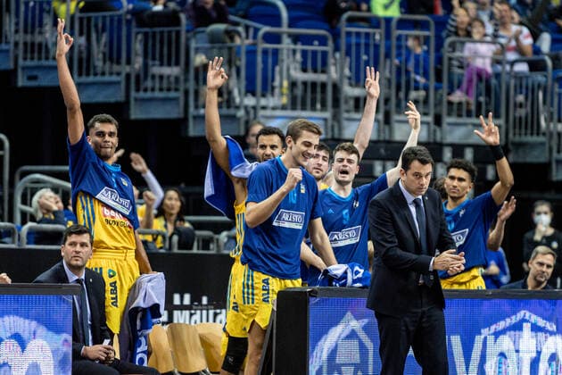 Basketball Berlin 07 11 2021 Season 2021 2022 EasyCredit BBL 1 Bundesliga Alba Berlin Syntainics MBC Weißenfels Jubel Alba Israel Gonzalez Alba Berlin, coach Tim Schneider Alba Berlin, No 10 Oscar Da Silva Alba Berlin, No 01 Jonas Mattisseck Alba Berlin, No 09 Maodo Lo Alba Berlin, No 00 and others.