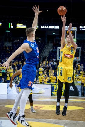 Basketball Berlin 07 11 2021 Season 2021 2022 EasyCredit BBL 1 Bundesliga Alba Berlin Syntainics MBC Weißenfels Javel Zoosman Alba Berlin, No 50 Hendrik Warner MBC, No 31
