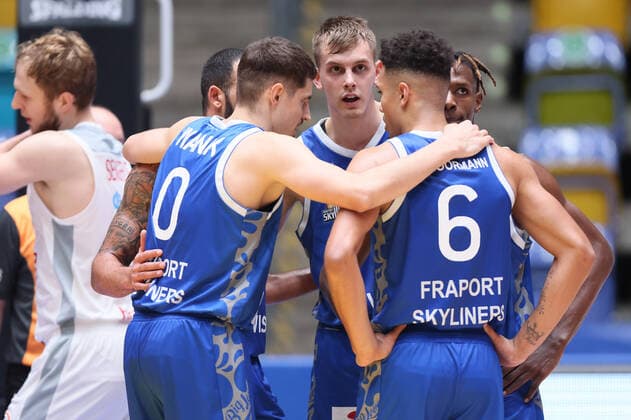 Fraport Skyliners brose Bamberg, easyCredit BBL team meeting of the Fraport Skyliners around Lorenz Brenneke Fraport Skyliners, 21 in the middle of the picture Basketball game of the easyCredit BBL between the Fraport Skyliners and brose Bamberg on 7 November 2021 at the Fraport Arena in Frankfurt am Main , Frankfurt am Main Hesse Germany Fraport Arena