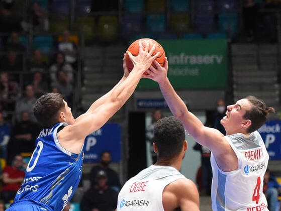 07 11 2021, xhbx, Basketball BBL Bundesliga, Frankfurt Skyliners Brose Bamberg emspor, v l Lukas Wank Fraport Skyliners Frankfurt , Omar Prewitt Brose Baskets Bamberg DFL DFB REGULATIONS PROHIBIT ANY USE OF PHOTOGRAPHS as IMAGE SEQUENCES and or QUASI VIDEO Frankfurt am Main