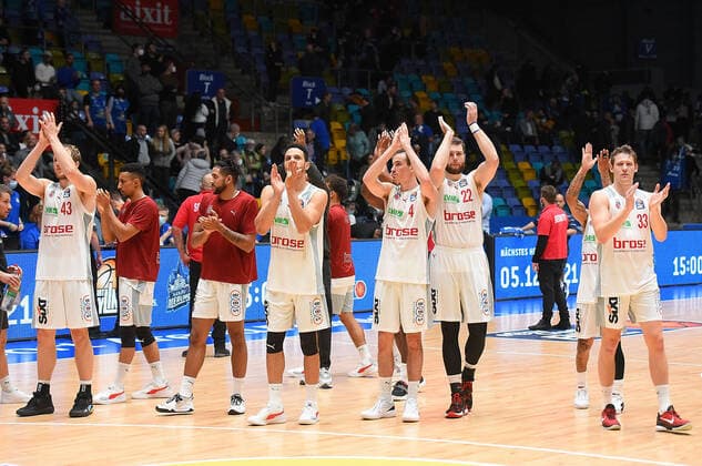 07 11 2021, xhbx, Basketball BBL Bundesliga, Frankfurt Skyliners Brose Bamberg emspor, v l Bamberg team cheering after end of match DFL DFB REGULATES PROHIBIT ANY USE OF PHOTOGRAPHS as IMAGE SEQUENCES and or QUASI VIDEO Frankfurt am Main
