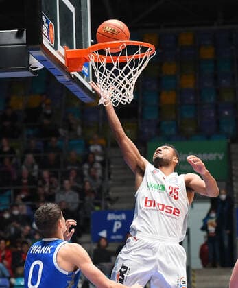 07 11 2021, xhbx, Basketball BBL Bundesliga, Frankfurt Skyliners Brose Bamberg emspor, v l Lukas Wank Fraport Skyliners Frankfurt , Kenneth Ogbe Brose Baskets Bamberg DFL DFB REGULATIONS PROHIBIT ANY USE OF PHOTOGRAPHS as IMAGE SEQUENCES and or QUASI VIDEO Frankfurt am Main