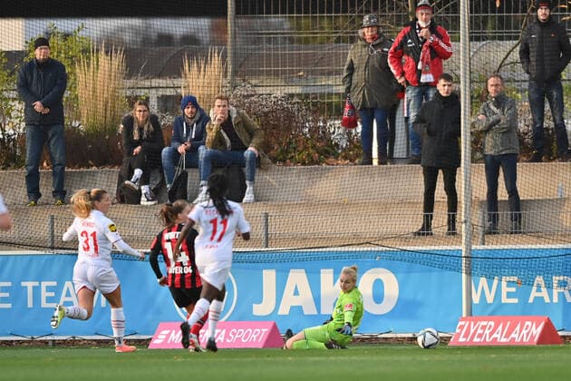 Rachel Rinast FC Köln, 31 puts the ball to Anna Klink goalkeeper, B04, 1 in the middle to 0 1, 07 11 2021, Leverkusen Germany , Football, Flyeralarm Womens Bundesliga, Bayer 04 Leverkusen 1 FC Köln, DFB DFL REGULATES PROHIBIT ANY USE OF PHOTOGRAPHS AS IMAGE SEQUENCES AND OR QUASI VIDEO xmkx