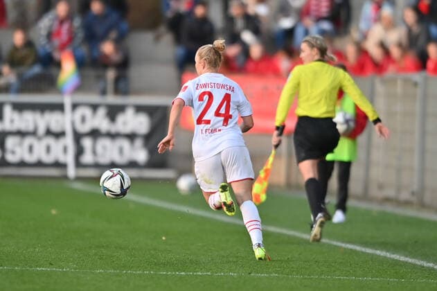 Weronika Zawistowska FC Cologne, 24 running forward with ball, 07 11 2021, Leverkusen Germany , Football, Flyeralarm Womens Bundesliga, Bayer 04 Leverkusen 1 FC Cologne, DFB DFL REGULATES PROHIBIT ANY USE OF PHOTOGRAPHS AS IMAGE SEQUENCES AND OR QUASI VIDEO xmkx