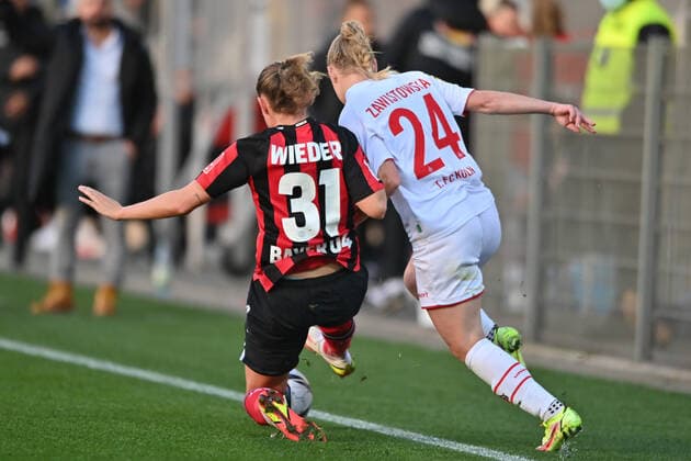 Duel, duel, duel, tackle, tackling, dynamic, action, Verena Wieder B04, 31 tries to stop Weronika Zawistowska FC Köln, 24 on the sideline, 07 11 2021, Leverkusen Germany , Football, Flyeralarm Frauen Bundesliga, Bayer 04 Leverkusen 1 FC Köln, DFB DFL REGULATIONS PROHIBIT ANY USE OF PHOTOGRAPHS AS IMAGE SEQUENCES AND OR QUASI VIDEO xmkx