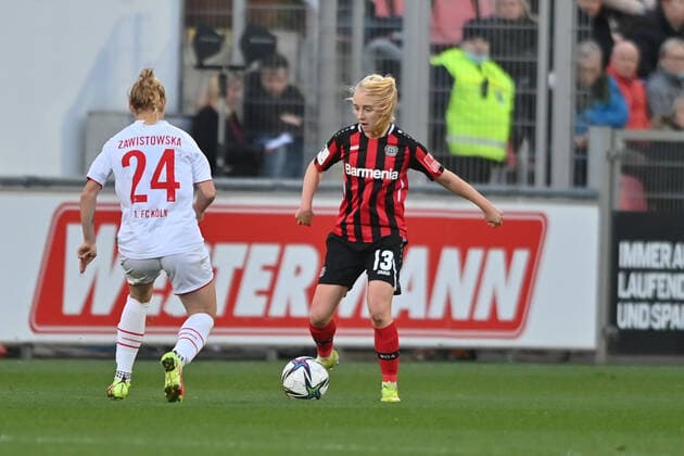 Caroline Siems B04, 13 in forward Weronika Zawistowska FC Cologne, 24 defended, 07 11 2021, Leverkusen Germany , Football, Flyeralarm Womens Bundesliga, Bayer 04 Leverkusen 1 FC Cologne, DFB DFL REGULATES PROHIBIT ANY USE OF PHOTOGRAPHS AS IMAGE SEQUENCES AND OR QUASI VIDEO xmkx