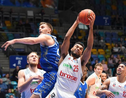 07 11 2021, xhbx, Basketball BBL Bundesliga, Frankfurt Skyliners Brose Bamberg emspor, v l Kenneth Ogbe Brose Baskets Bamberg DFL DFB REGULATES PROHIBIT ANY USE OF PHOTOGRAPHS as IMAGE SEQUENCES and or QUASI VIDEO Frankfurt am Main