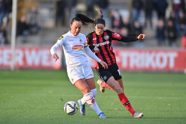 duel, duel scene, duel, tackle, tackling, dynamic, action, Peggy Kuznik FC Köln, 21 Milena Nikolic B04, 10 , 07 11 2021, Leverkusen Germany , Football, Flyeralarm Frauen Bundesliga, Bayer 04 Leverkusen 1 FC Köln, DFB DFL REGULATIONS PROHIBIT ANY USE OF PHOTOGRAPHS AS IMAGE SEQUENCES AND OR QUASI VIDEO xmkx
