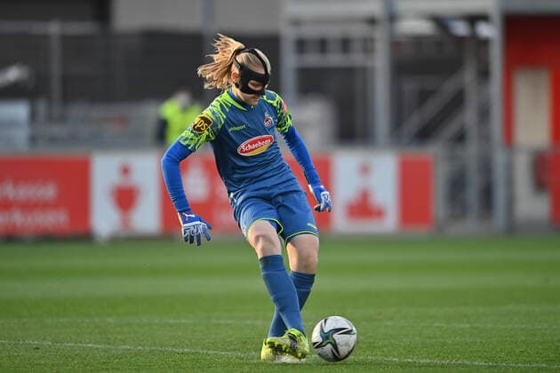 Manon Klett Goalkeeper FC Cologne, 1 plays the ball, 07 11 2021, Leverkusen Germany , Football, Flyeralarm Womens Bundesliga, Bayer 04 Leverkusen 1 FC Cologne, DFB DFL REGULATES PROHIBIT ANY USE OF PHOTOGRAPHS AS IMAGE SEQUENCES AND OR QUASI VIDEO xmkx