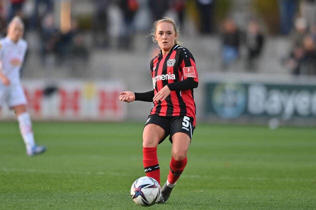 Lisanne Gräwe B04, 5 plays the ball forward, 07 11 2021, Leverkusen Germany , Football, Flyeralarm Frauen Bundesliga, Bayer 04 Leverkusen 1 FC Köln, DFB DFL REGULATES PROHIBIT ANY USE OF PHOTOGRAPHS AS IMAGE SEQUENCES AND OR QUASI VIDEO xmkx