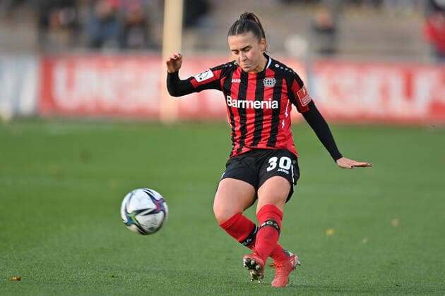 Lara Marti B04, 30 crosses the ball, 07 11 2021, Leverkusen Germany , Football, Flyeralarm Frauen Bundesliga, Bayer 04 Leverkusen 1 FC Köln, DFB DFL REGULATES PROHIBIT ANY USE OF PHOTOGRAPHS AS IMAGE SEQUENCES AND OR QUASI VIDEO xmkx