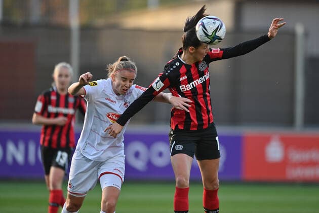 Myrthe Moorrees FC Köln, 6 tries to get the ball Milena Nikolic B04, 10 heads the ball, 07 11 2021, Leverkusen Germany , Football, Flyeralarm Frauen Bundesliga, Bayer 04 Leverkusen 1 FC Köln, DFB DFL REGULATIONS PROHIBIT ANY USE OF PHOTOGRAPHS AS IMAGE SEQUENCES AND OR QUASI VIDEO xmkx