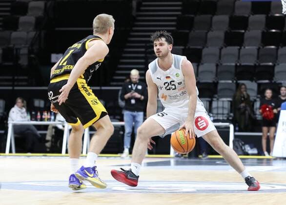 07 11 2021 Basketball Season 2021 2022 2 Bundesliga Pro A 07 Matchday Nürnberg Falcons Basketball Club NBC Tigers Tübingen DaMa Aatu Kivimäki Kivimaeki 12, Tigers Tübingen, Tigers Tuebingen Tim Köpple Koepple 25, Nürnberg Falcons BC NBC