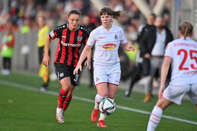 Verena Wieder B04, 31 tries to get the ball Adriana Achcinska FC Köln, 9 screens the ball, 07 11 2021, Leverkusen Germany , Football, Flyeralarm Frauen Bundesliga, Bayer 04 Leverkusen 1 FC Köln, DFB DFL REGULATIONS PROHIBIT ANY USE OF PHOTOGRAPHS AS IMAGE SEQUENCES AND OR QUASI VIDEO xmkx