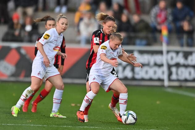 Laura Donhauser FC Köln, 25 holds the ball against Verena Wieder B04, 31 , 07 11 2021, Leverkusen Germany , Football, Flyeralarm Frauen Bundesliga, Bayer 04 Leverkusen 1 FC Köln, DFB DFL REGULATIONS PROHIBIT ANY USE OF PHOTOGRAPHS AS IMAGE SEQUENCES AND OR QUASI VIDEO xmkx