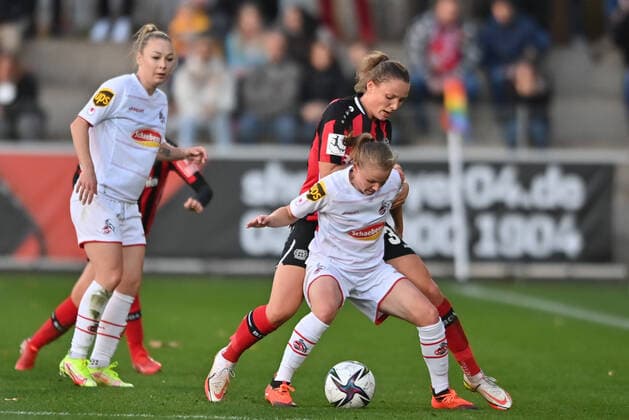 Laura Donhauser FC Köln, 25 holds the ball against Verena Wieder B04, 31 , 07 11 2021, Leverkusen Germany , Football, Flyeralarm Frauen Bundesliga, Bayer 04 Leverkusen 1 FC Köln, DFB DFL REGULATIONS PROHIBIT ANY USE OF PHOTOGRAPHS AS IMAGE SEQUENCES AND OR QUASI VIDEO xmkx