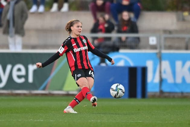 Juliane Wirtz B04, 14 plays a pass, 07 11 2021, Leverkusen Germany , Football, Flyeralarm Womens Bundesliga, Bayer 04 Leverkusen 1 FC Köln, DFB DFL REGULATES PROHIBIT ANY USE OF PHOTOGRAPHS AS IMAGE SEQUENCES AND OR QUASI VIDEO xmkx