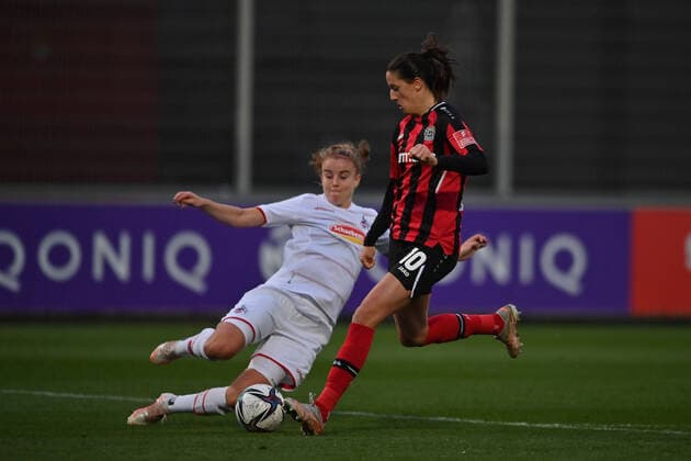 Myrthe Moorrees FC Köln, 6 tries to straddle Milena Nikolic B04, 10 to stop, 07 11 2021, Leverkusen Germany , Football, Flyeralarm Frauen Bundesliga, Bayer 04 Leverkusen 1 FC Köln, DFB DFL REGULATIONS PROHIBIT ANY USE OF PHOTOGRAPHS AS IMAGE SEQUENCES AND OR QUASI VIDEO xmkx