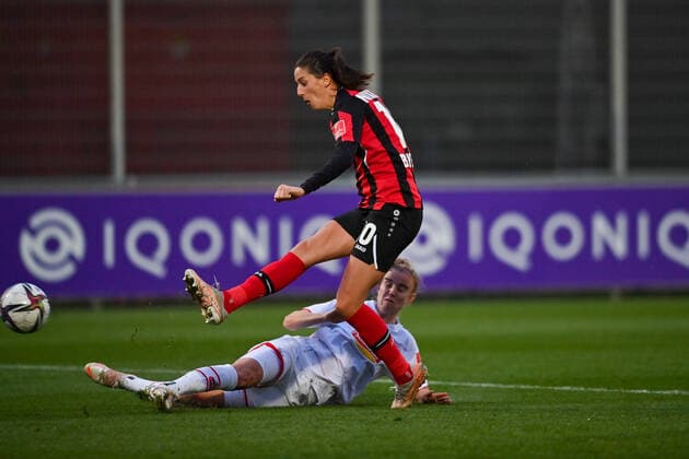 Milena Nikolic B04, 10 shot on goal, 07 11 2021, Leverkusen Germany , Football, Flyeralarm Womens Bundesliga, Bayer 04 Leverkusen 1 FC Köln, DFB DFL REGULATES PROHIBIT ANY USE OF PHOTOGRAPHS AS IMAGE SEQUENCES AND OR QUASI VIDEO xmkx