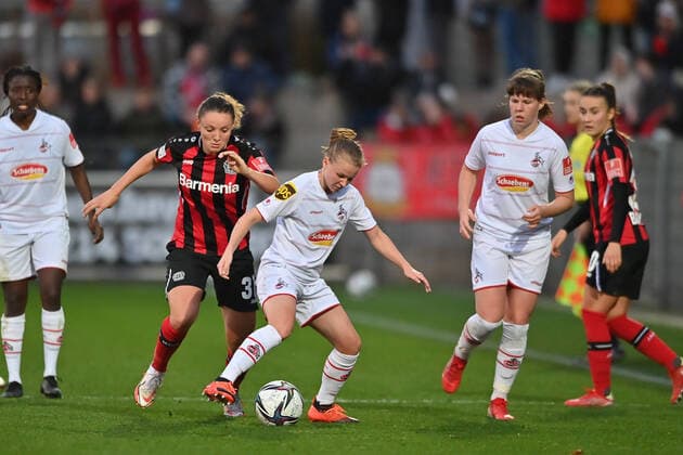 Verena Wieder B04, 31 in duel with Laura Donhauser FC Köln, 25 , 07 11 2021, Leverkusen Germany , Football, Flyeralarm Frauen Bundesliga, Bayer 04 Leverkusen 1 FC Köln, DFB DFL REGULATIONS PROHIBIT ANY USE OF PHOTOGRAPHS AS IMAGE SEQUENCES AND OR QUASI VIDEO xmkx